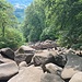 Wegbrücke über die Felsen hinweg