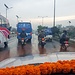 Strassenszene in Kathmandu infolge Neujahrsfest vom 14. April bei "wenig" Verkehr. Alle Töfffahrer tragen konsequent einen Helm