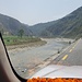 Jeepfahrt auf dem Banepa-Bardibas-Highway dem Sun-Koshi-Fluss entlang. Die Strasse bis Ghurmi ist meist aphaltiert