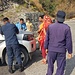 3 uniformierte Polizisten an der Arbeit. In Nepal gilt (wie in der Schweiz): Von der Wiege bis zur Bahre, schreibt der Nepali Formulare! Pemba schaut mit Maske zu. 
