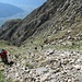 Dopo ave superatro alcuni ripidi canaloni che solcano il versante dopo i ruderi dell’Alpe Derschen (che si trova sullo spiazzo erboso visibile a sinistra del centro foto), eccoci impegnati nella ripida salita verso  l’Alpe di Pero.