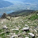 A destra il sentiero che scende a Pescedo, mentre a sinistra il canalone da dove siamo saliti. Sullo sfondo il lago di Novate Mezzola e il lago di Como.