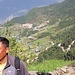Unser Mountain Guide Pemba Tamang, Jahrgang 1973, stand schon 6 mal auf dem Everest. Im Hintergrund sein Heimatdorf Nuntala