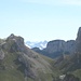 Blick über den Widderalpsattel hinweg zum östlichen Alpstein und den Bergen im Bregenzerwald