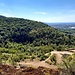 Der Tiefblick nach Süden ist atemberaubend. Man sieht hier in den Bruch am Sporenberg (den "Vatterbruch" oder "Hauptbruch") hinunter. Der Abbau hier dauerte fast 200 Jahre, von 1834 bis 2002.<br />