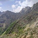 dalla precedente bocchetta si cambia versante, qui vista sul sentiero che porta al Passo delle Crocette e sul bivacco Lidesh