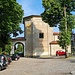 <b>Il successivo tratto in direzione di Arogno è poco più che pianeggiante e offre la possibilità di visitare un paio di chiesette con interessanti dipinti. La prima è la Chiesa della Madonna (XVII sec.), con una bella meridiana di Domenico Bagutti (1824).</b>