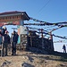 Berge sind im Himalaya generell Sitz der Götter. Auch auf dem Pattale Everest View Point wurde eine kleine Tempelanlage erstellt, die sowohl von Buddhisten als auch von Hindus besucht wird. Pemba erklärt hier Franz die Aussicht im auffrischenden Morgenwind