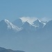Der Everest 8848m mit der charakteristischen Windfahne im starken Zoom. Links davon der Nuptse 7864m, unmittelbar rechts vom Everest der Lhotse 8516m und der Lhotse Shar 8383m. Die lange Überschreitung Everest - Lhotse - Lhotse Shar in extremer Höhe gelang bisher noch niemandem