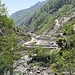Bau bzw. Sanierung eines Wasserkraftwerks am Fluss Solu Khola mit einer Leistung von 23.5 MW bei Lower Solu. Wasserkraft ist neben der Sonne eine der wenigen einheimischen Energiequellen von Nepal und wird trotz der grossen Gefälle vergleichsweise wenig genutzt. Wir querten diese Baustelle auf 1800m Höhe auf der Fahrt von Pattale nach Salleri. 