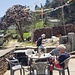 Warten bei sommerlichen Temperaturen auf den Lunch im idyllischen Dorf Takasindu, wo das eigentliche Trekking begann