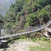Die Hängebrücke 1511m beim Dudh Khosi Fluss. Einige der uns überreichten Kata's haben wir an der Brücke befestigt und flattern nun im Wind
