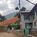 Das Lodge in Kharikhola, wo wir zum Mittagessen speisten. Links der reich verzierte Zugang zum dortigen Kloster