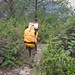 Träger mit seiner schweren Last im Wald bzw. "Jungle" oberhalb von Kharikhola. In der ominösen roten Schachtel obenauf trägt er Kiwis und Äpfel für uns "Touristen" mit