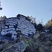 Beschrifteter, über 10 m hoher Mani-Fels auf dem Weg zum Pass Pangom La