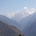 Das tief eingeschnittene Hinku-Tal mit dem Mera Peak in Bildmitte 
