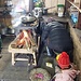 Blick in die Küche unseres Lodge bei Najing Dingma. Die langen Holzscheiter werden bei offener Ofentüre nachgeschoben, ein Teil des Rauchs verbleibt unweigerlich in der Küche