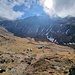 Rückblick auf das an einem Bergbach gelegene Lodge in Chunbu Kharka vom Beginn des Höhenwegs aus ca. 4400m fotografiert 