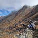 Der schöne, teilweise mit Platten belegte Höhenweg auf ca. 4400m verläuft etwa eine Wegstunde an der Südwestflanke des Mojang Himal 