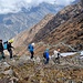Abstieg über Steinplatten vom Höhenweg 4400m ins Hinku-Tal gegen Khote hinunter