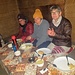 Nachtessen in der einfachen und rauchigen Lodge in Cholem Kharka