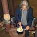 Anna Katharina bereitet in Cholem Kharka in einer Alu-Pfanne auf dem Holzherd ein Fondue zu, das wir mit Chapati verspeisten 