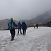 Abstieg zu den Seen von Panch Pokhari über vereinzelte Schneefelder