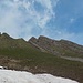 Dem Schnee östlich unterhalb des Cols de la Pierre Perchia weiche ich in den Hängen von Le Pila aus. Durch die Grasrinnen wäre dieser Gipfel sicher zu erreichen gewesen, aber ich habe nicht wirklich Lust darauf und lasse es sein.