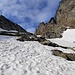 Qui si attraversa a destra (attenzione al corso d'acqua sotto la neve)