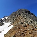 Aggiriamo il nevaio a destra tra le rocce
