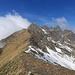 Qui si vede bene il sentiero che si stacca a sinistra. Entreremo nella nebbia e ci manterremo circa a 2300 m