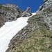 Ab der letzten weiss-blauen Markierung im Bild, muss man auf den schneefreien Hang ausweichen ...<br />(Foto beim Abstieg)