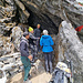 Pemba erklärt den Schweizer Trekkern das Felsrelief mit grosser Ähnlichkeit zum Mera-Gebirge