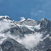 Blick vom Felsenkloster Gondishung auf die 2000m hohe Westflanke des Mera Himal, die noch auf die Erstbegehung wartet. Man beachte im Felsen etwas links der Bildmitte die schlangenförmige Felszeichnung. Der Mera Peak ist von diesem Standort aus nicht sichtbar.