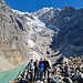 Vier Schweizer TrekkerInnen posieren für Saroj vor dem Gletschersee Sabai Tsho