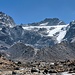 Blick von der Schwemmebene bei Dig Kharka zum Pass Mera La und zum flachen Mera Pass-Gletscher. Der Zustiegsweg im Schräghang zum Mera Peak Base Camp 5200m ist im Bild gut erkennbar. 