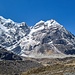 Die gewaltige, 2700m hohe Mera Nordflanke im Aufstieg nach Khare. Auch diese dürfte noch kaum bestiegen worden sein. Der Berg rechts ist Mera Himal 6255m. 