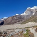 Blick oberhalb von Tangnag auf die riesige Übermurungsfläche, die beim Ausbruch des Gletschersees Sabai Tsho im Jahre 1998 entstand. Im Hintergrund der Kusum Kanguru