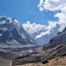 Blick von Khare in das von Gletschern geprägte Hinku-Tal hinunter. Links der Mera Himal 6255m