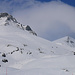Blick aus den Skigebiet hinauf zum Crap Ner (2781m) und Laaxer Stöckli / Piz Grisch (2898,4m).