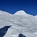 Die deutliche Aufstiegsspur auf dem Weg zum Mera Central Peak um 7 Uhr. Rechts der einige Meter höhere Mera Nordgipfel