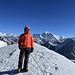 Gipfelfoto von Franz auf dem Mera Central Peak. Er steht vor der Ama Dablam, die er vor zweieinhalb Jahren mit Pemba bestiegen hat