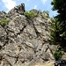 Die 23 Meter hohe Schwarze Wand am Kallenfels bietet Routen zwischen V+ und VII+ in einer senkrechten bis überhängenden Wand, die gut mit Haken abgesichert sind. Direkt am Wandfuß befindet sich ein Parkplatz und sogar eine Grillhütte.