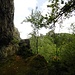 Der Pfad wechselt auf die linke Seite der Felsen und führt dort weiter hinauf zu einem Absatz an einer Felswand. Hier ein Rückblick.