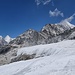 Blick vom Pass Mera La nach Norden. Rechts bei der Wolke Peak 41 (6575m)