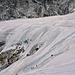 Trekker beim Aufstieg über die steilere Gletscherpartie zum Pass Mera La bei wenig Blankeis