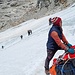 Rast der Träger einer anderen Gruppe im Aufstieg zum Pass Mera La nach der Steilstelle mit Fixseil 