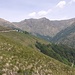 Sulla via del ritorno, medesimo itinerario di salita. 
In evidenza i Monti Pianca (sx) e Monti di Collo (dx in basso).
Sullo sfondo il Motto della Tappa/Cima Verta 2078 mt