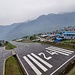 Die berüchtigte, sehr kurze Landebahn des Tenzing-Hillary-Airport in Lukla hat über 12% Gefälle