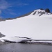 Der kleine See in der Wanne unterhalb des Gipfel und der Minigletscher
